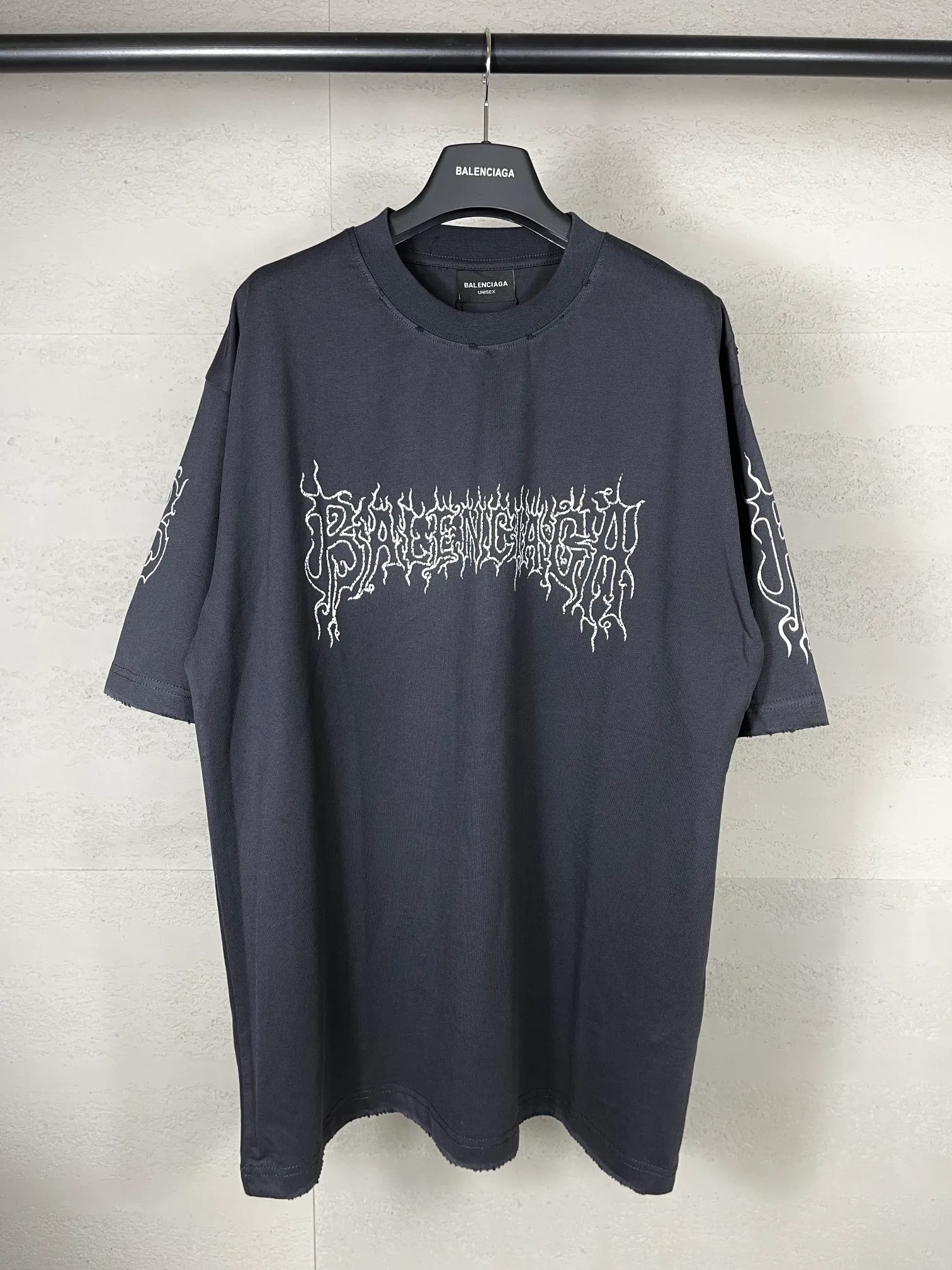 【 . Quality】BALENCI*GA/ .2024New Arrival LOGO T 。 . Authentic ， ！ ZP 。 260 ， . ， ，。 。Classic LOGO ， ， 。 . ， ， ， OS . Same Style ：BL 233303 ：Black，White，Yellow， Size：XS L
